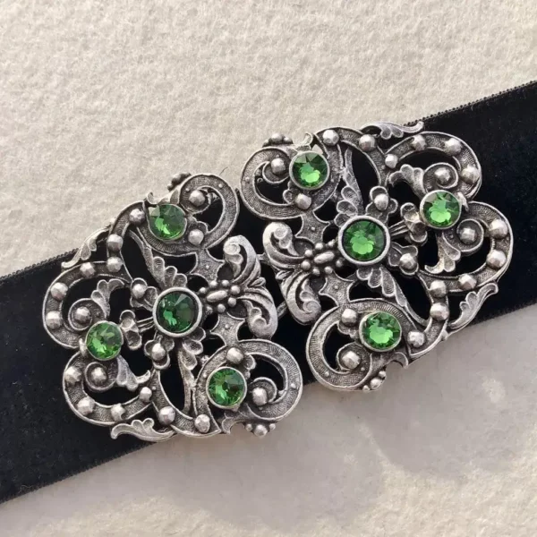 Trachtenschließe mit Swarovski in grün – Bild 1 – Chiemgauer Heimatwerk Trachten-Onlineshop Trachtenschließe mit Swarovski in grün - Bild 1 - Chiemgauer Heimatwerk Trachten-Onlineshop