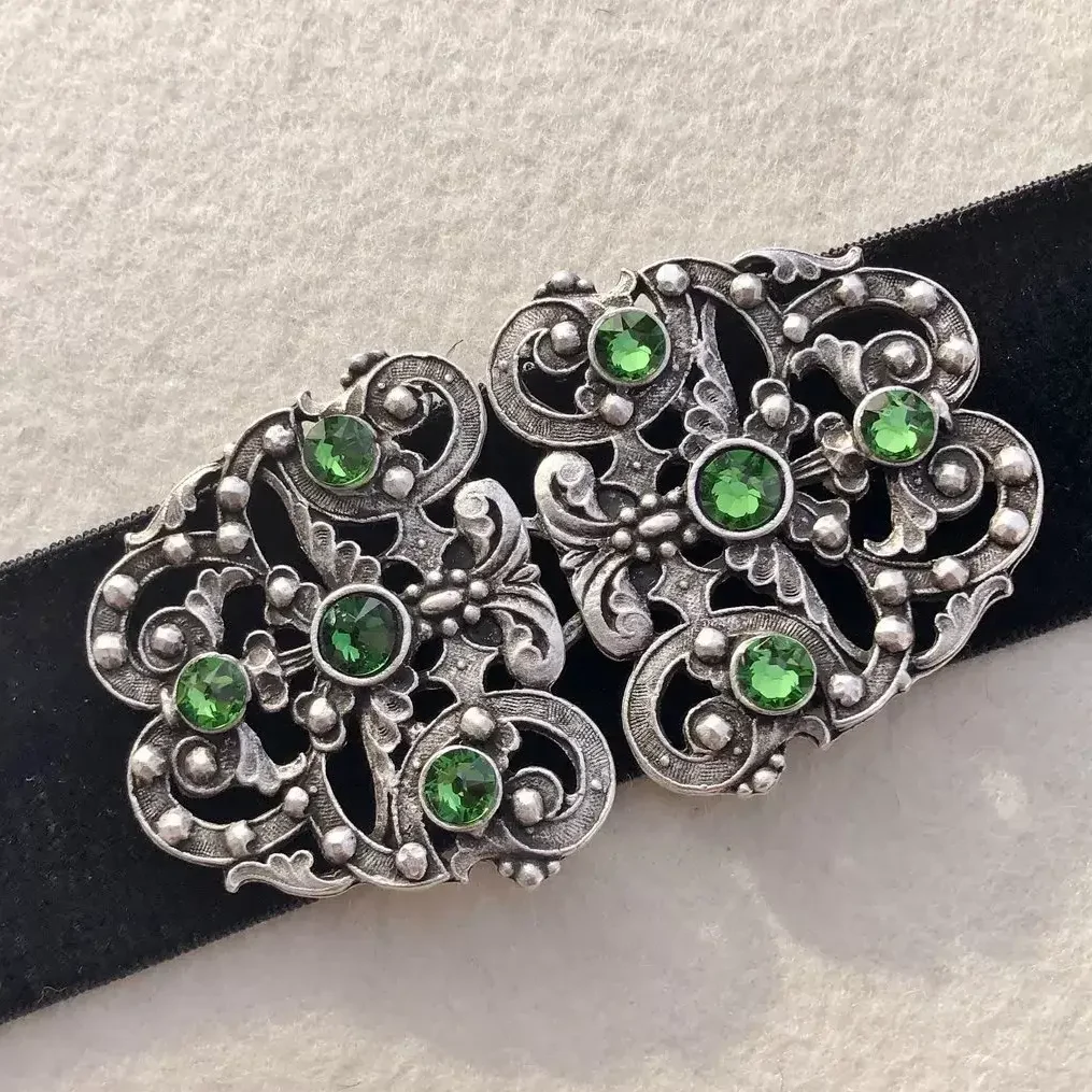 Trachtenschließe mit Swarovski in grün – Bild 1 – Chiemgauer Heimatwerk Trachten-Onlineshop Trachtenschließe mit Swarovski in grün - Bild 1 - Chiemgauer Heimatwerk Trachten-Onlineshop
