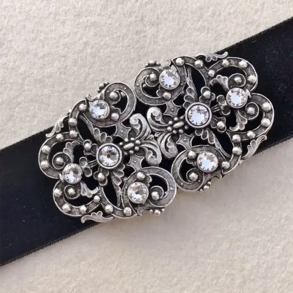 Trachtenschließe mit Swarovski in kristallweiß – Bild 1 – Chiemgauer Heimatwerk Trachten-Onlineshop Trachtenschließe mit Swarovski in kristallweiß - Bild 1 - Chiemgauer Heimatwerk Trachten-Onlineshop