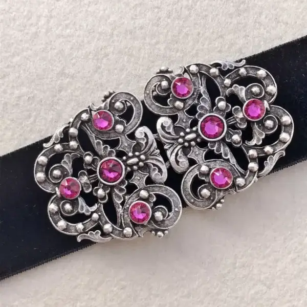 Trachtenschließe mit Swarovski in pink – Bild 1 – Chiemgauer Heimatwerk Trachten-Onlineshop Trachtenschließe mit Swarovski in pink - Bild 1 - Chiemgauer Heimatwerk Trachten-Onlineshop