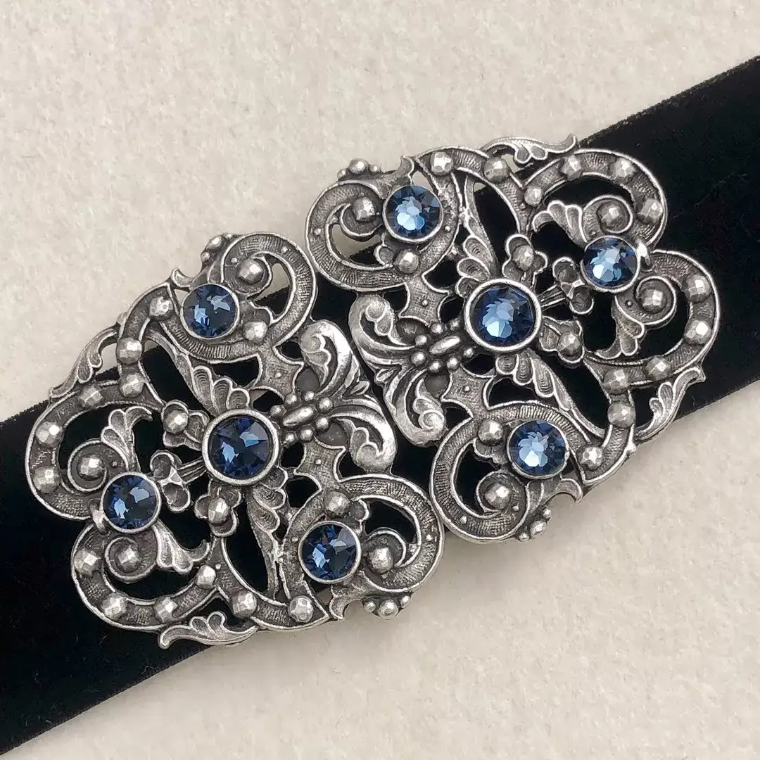 Trachtenschließe mit Swarovski in rauchblau – Bild 1 – Chiemgauer Heimatwerk Trachten-Onlineshop Trachtenschließe mit Swarovski in rauchblau - Bild 1 - Chiemgauer Heimatwerk Trachten-Onlineshop