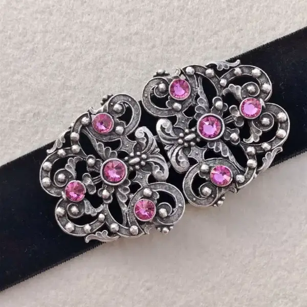 Trachtenschließe mit Swarovski in rosa – Bild 1 – Chiemgauer Heimatwerk Trachten-Onlineshop Trachtenschließe mit Swarovski in rosa - Bild 1 - Chiemgauer Heimatwerk Trachten-Onlineshop