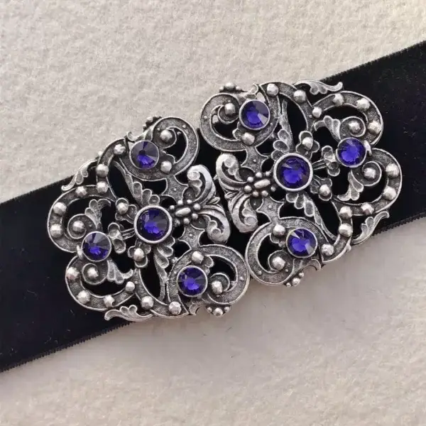 Trachtenschließe mit Swarovski in violett – Bild 1 – Chiemgauer Heimatwerk Trachten-Onlineshop Trachtenschließe mit Swarovski in violett - Bild 1 - Chiemgauer Heimatwerk Trachten-Onlineshop