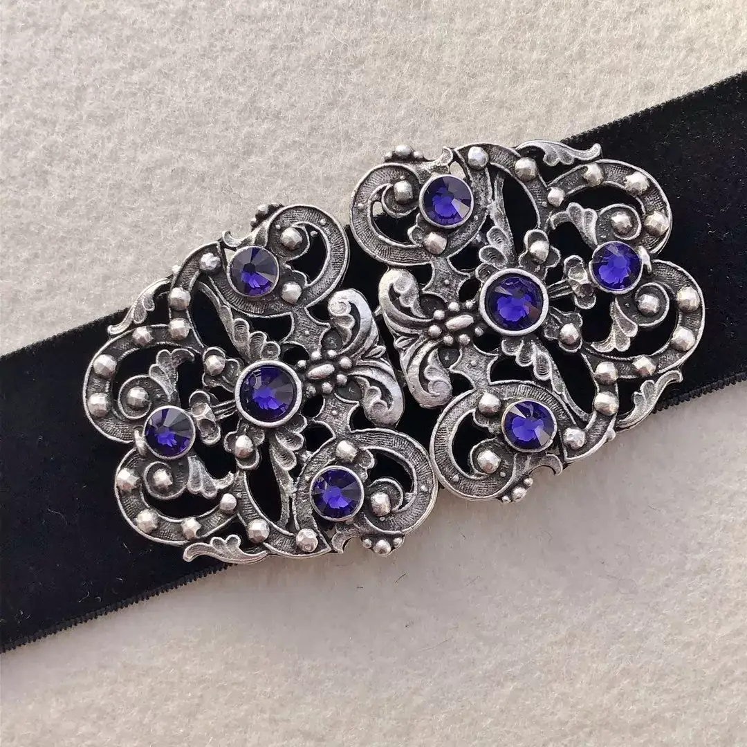 Trachtenschließe mit Swarovski in violett – Bild 1 – Chiemgauer Heimatwerk Trachten-Onlineshop Trachtenschließe mit Swarovski in violett - Bild 1 - Chiemgauer Heimatwerk Trachten-Onlineshop