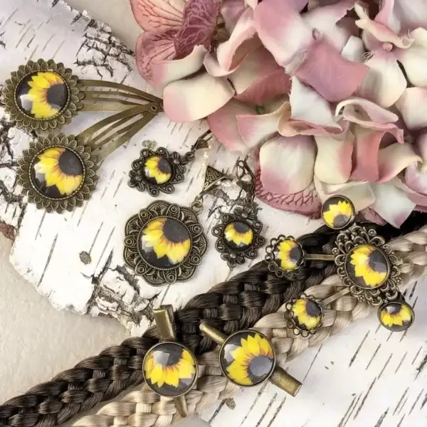 Trachtenschmuck für Damen mit Sonnenblumen No. 1 – Bild 1 – Chiemgauer Heimatwerk Trachten-Onlineshop Trachtenschmuck für Damen mit Sonnenblumen No. 1 - Bild 1 - Chiemgauer Heimatwerk Trachten-Onlineshop