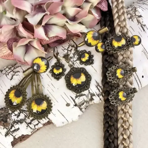 Trachtenschmuck für Damen mit Sonnenblumen No. 2 – Bild 1 – Chiemgauer Heimatwerk Trachten-Onlineshop Trachtenschmuck für Damen mit Sonnenblumen No. 2 - Bild 1 - Chiemgauer Heimatwerk Trachten-Onlineshop