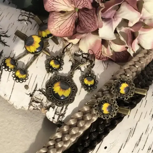 Trachtenschmuck für Damen mit Sonnenblumen No. 4 – Bild 1 – Chiemgauer Heimatwerk Trachten-Onlineshop Trachtenschmuck für Damen mit Sonnenblumen No. 4 - Bild 1 - Chiemgauer Heimatwerk Trachten-Onlineshop