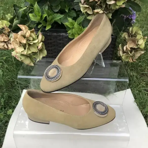 Trachtenschuhe Damen aus beigen Wildleder No. 2 – Bild 1 – Chiemgauer Heimatwerk Trachten-Onlineshop Trachtenschuhe Damen aus beigen Wildleder No. 2 - Bild 1 - Chiemgauer Heimatwerk Trachten-Onlineshop
