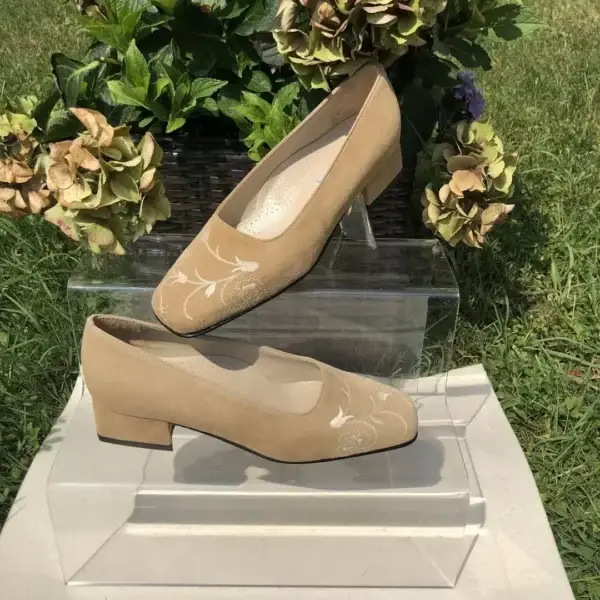 Trachtenschuhe Damen aus beigen Wildleder No. 3 – Bild 1 – Chiemgauer Heimatwerk Trachten-Onlineshop Trachtenschuhe Damen aus beigen Wildleder No. 3 - Bild 1 - Chiemgauer Heimatwerk Trachten-Onlineshop