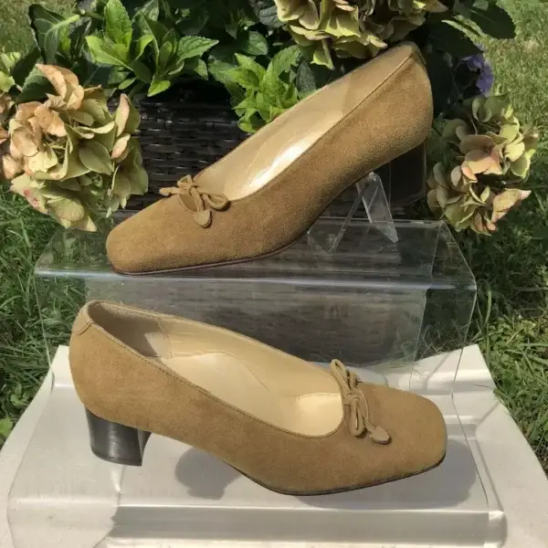 Trachtenschuhe Damen aus goldbraunem Wildleder – Bild 1 – Chiemgauer Heimatwerk Trachten-Onlineshop Trachtenschuhe Damen aus goldbraunem Wildleder - Bild 1 - Chiemgauer Heimatwerk Trachten-Onlineshop