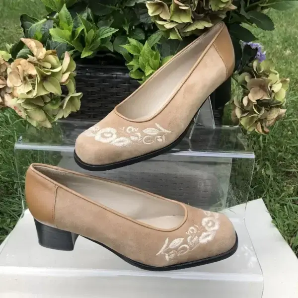 Trachtenschuhe Damen aus hellbraunem Wildleder – Bild 1 – Chiemgauer Heimatwerk Trachten-Onlineshop Trachtenschuhe Damen aus hellbraunem Wildleder - Bild 1 - Chiemgauer Heimatwerk Trachten-Onlineshop