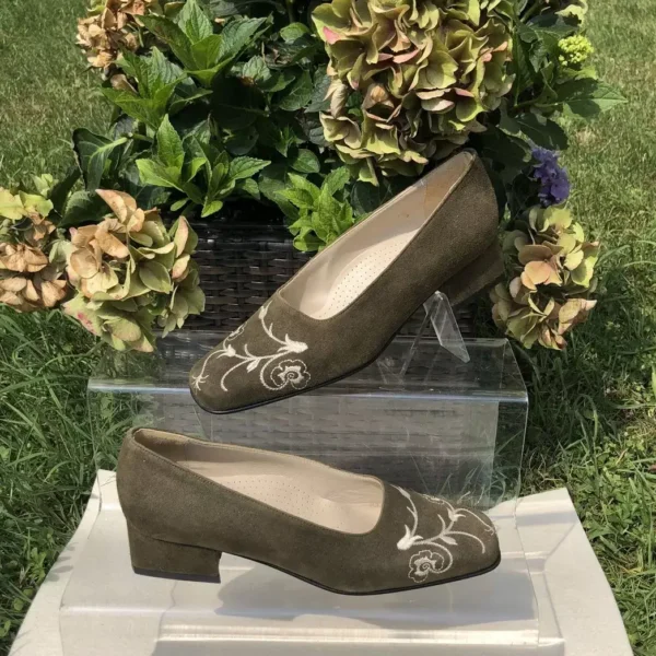 Trachtenschuhe Damen aus olivgrünem Wildleder – Bild 1 – Chiemgauer Heimatwerk Trachten-Onlineshop Trachtenschuhe Damen aus olivgrünem Wildleder - Bild 1 - Chiemgauer Heimatwerk Trachten-Onlineshop