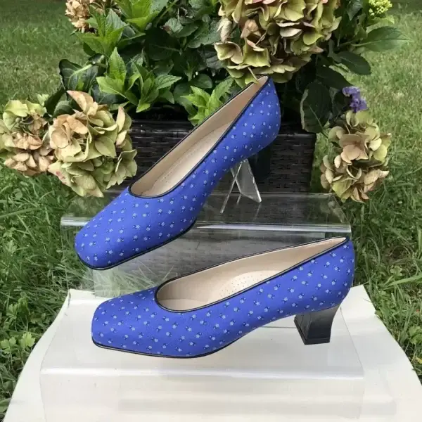 Trachtenschuhe Damen Dirndldruck in blau – Bild 1 – Chiemgauer Heimatwerk Trachten-Onlineshop Trachtenschuhe Damen Dirndldruck in blau - Bild 1 - Chiemgauer Heimatwerk Trachten-Onlineshop