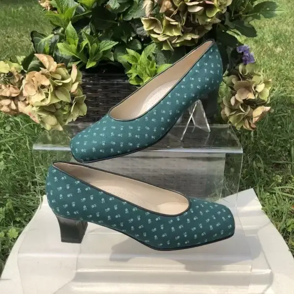 Trachtenschuhe Damen Dirndldruck in grün – Bild 1 – Chiemgauer Heimatwerk Trachten-Onlineshop Trachtenschuhe Damen Dirndldruck in grün - Bild 1 - Chiemgauer Heimatwerk Trachten-Onlineshop