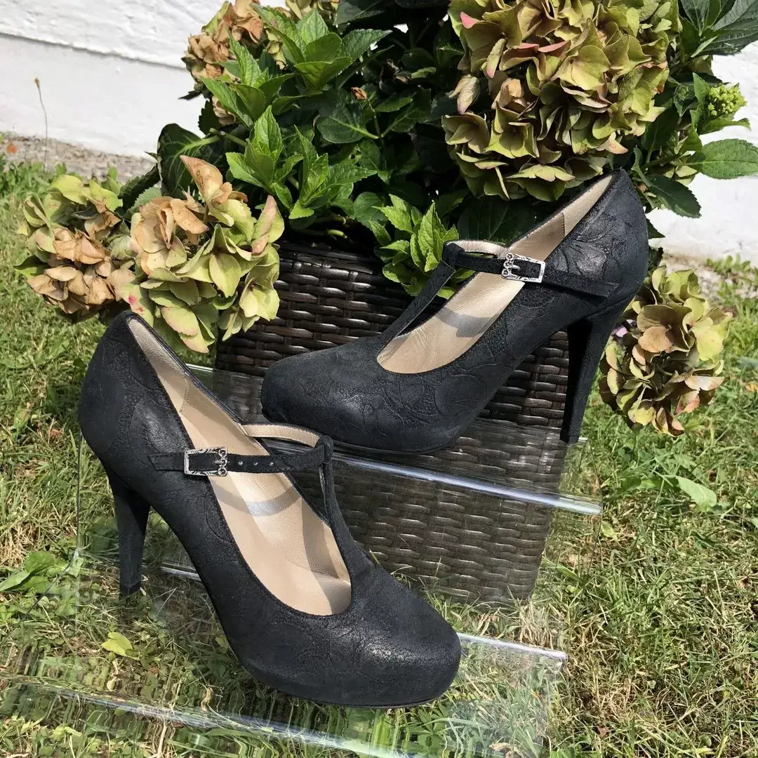 Trachtenschuhe Damen mit Riemchen – Bild 1 – Chiemgauer Heimatwerk Trachten-Onlineshop Trachtenschuhe Damen mit Riemchen - Bild 1 - Chiemgauer Heimatwerk Trachten-Onlineshop