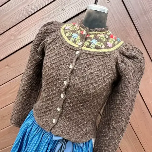 Trachtenstrickjacke Damen in braun – Bild 1 – Chiemgauer Heimatwerk Trachten-Onlineshop Trachtenstrickjacke Damen in braun - Bild 1 - Chiemgauer Heimatwerk Trachten-Onlineshop