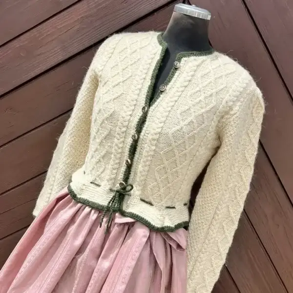 Trachtenstrickjacke Damen in creme – Bild 1 – Chiemgauer Heimatwerk Trachten-Onlineshop Trachtenstrickjacke Damen in creme - Bild 1 - Chiemgauer Heimatwerk Trachten-Onlineshop