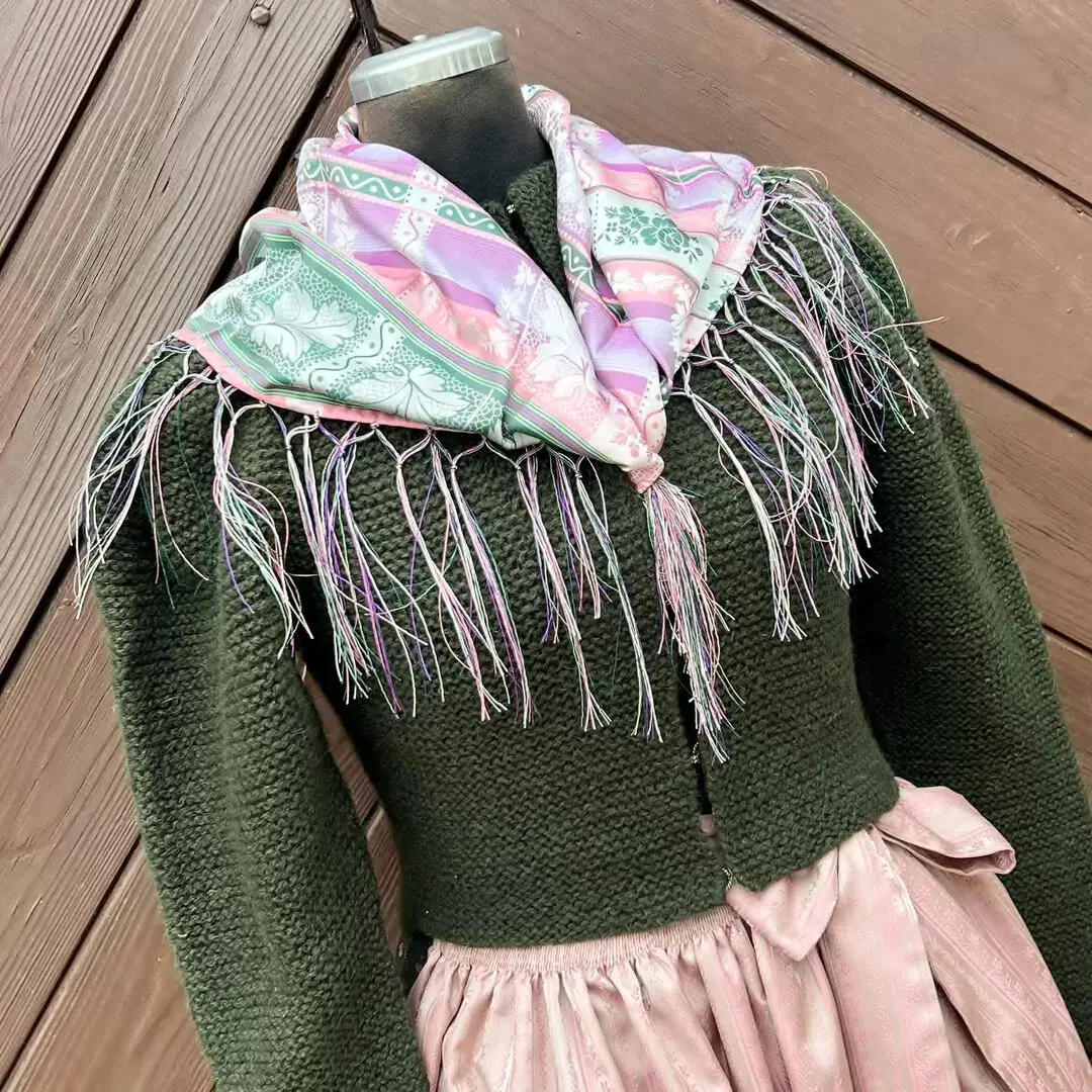 Trachtenstrickjacke Damen in moosgrün – Bild 1 – Chiemgauer Heimatwerk Trachten-Onlineshop Trachtenstrickjacke Damen in moosgrün - Bild 1 - Chiemgauer Heimatwerk Trachten-Onlineshop