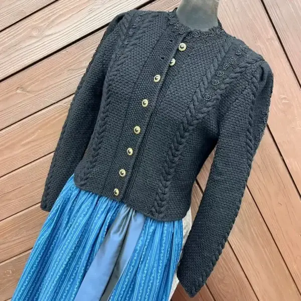 Trachtenstrickjacke Damen in schwarz und gold – Bild 1 – Chiemgauer Heimatwerk Trachten-Onlineshop Trachtenstrickjacke Damen in schwarz und gold - Bild 1 - Chiemgauer Heimatwerk Trachten-Onlineshop