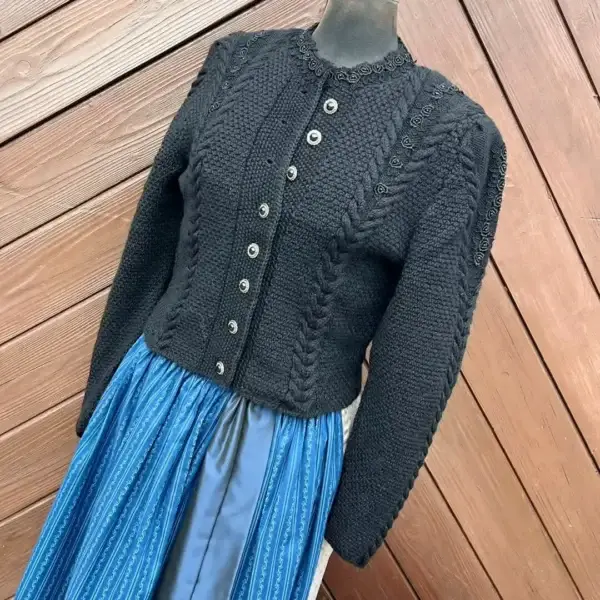 Trachtenstrickjacke Damen in schwarz und silber – Bild 1 – Chiemgauer Heimatwerk Trachten-Onlineshop Trachtenstrickjacke Damen in schwarz und silber - Bild 1 - Chiemgauer Heimatwerk Trachten-Onlineshop