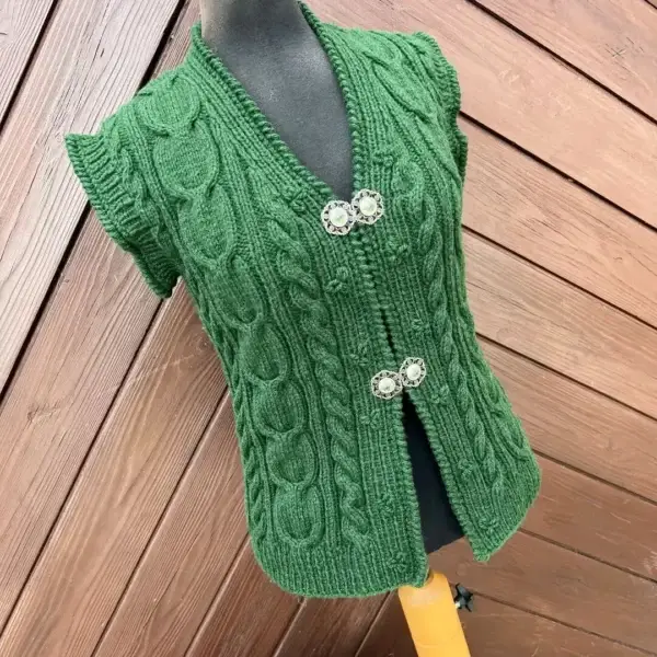 Trachtenstrickweste Damen in grün – Bild 1 – Chiemgauer Heimatwerk Trachten-Onlineshop Trachtenstrickweste Damen in grün - Bild 1 - Chiemgauer Heimatwerk Trachten-Onlineshop