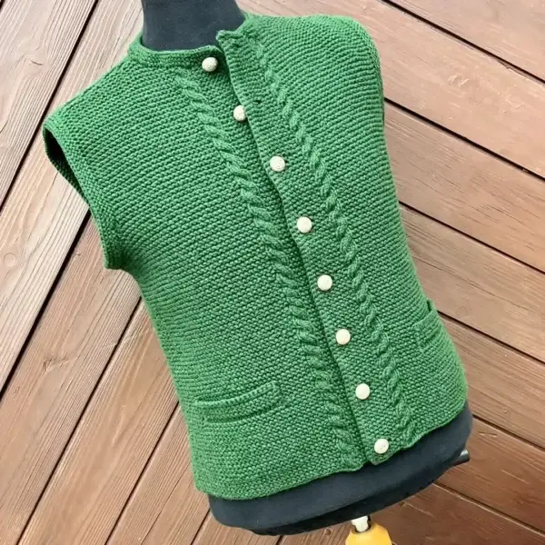 Trachtenstrickweste Herren in grün – Bild 1 – Chiemgauer Heimatwerk Trachten-Onlineshop Trachtenstrickweste Herren in grün - Bild 1 - Chiemgauer Heimatwerk Trachten-Onlineshop