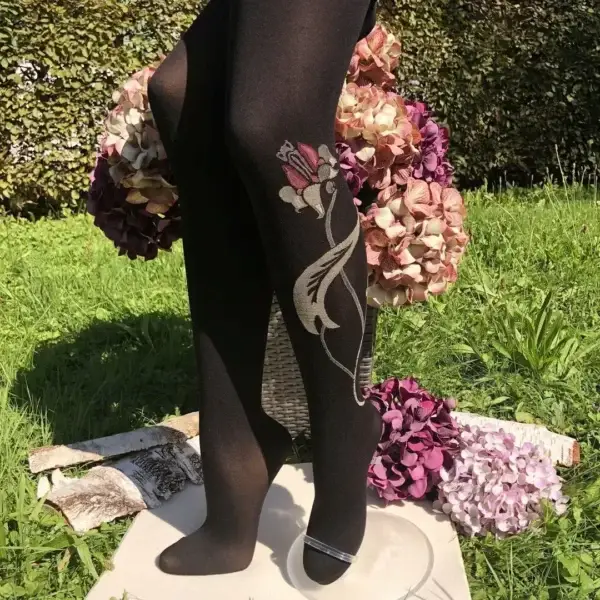 Trachtenstrumpfhose mit Blütenranke in schwarz – Bild 1 – Chiemgauer Heimatwerk Trachten-Onlineshop Trachtenstrumpfhose mit Blütenranke in schwarz - Bild 1 - Chiemgauer Heimatwerk Trachten-Onlineshop