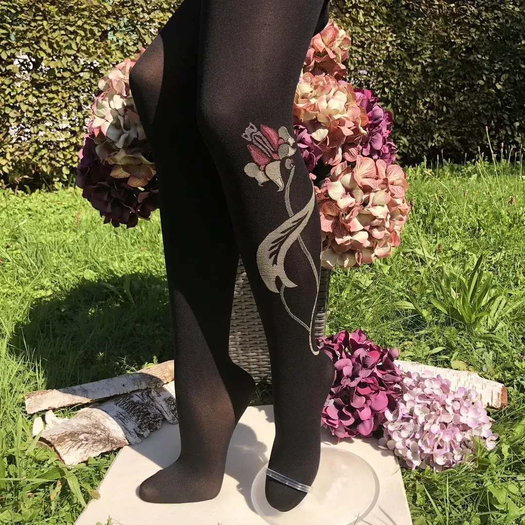 Trachtenstrumpfhose mit Blütenranke in schwarz - Bild 1 - Chiemgauer Heimatwerk Trachten-Onlineshop