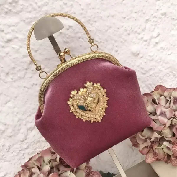 Trachtentasche aus Samt für Damen altrosa – Bild 1 – Chiemgauer Heimatwerk Trachten-Onlineshop Trachtentasche aus Samt für Damen altrosa - Bild 1 - Chiemgauer Heimatwerk Trachten-Onlineshop
