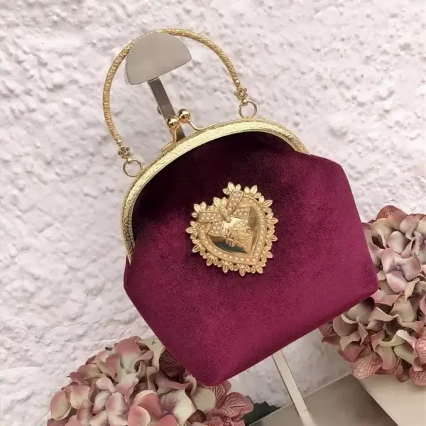 Trachtentasche aus Samt für Damen bordeaux – Bild 1 – Chiemgauer Heimatwerk Trachten-Onlineshop Trachtentasche aus Samt für Damen bordeaux - Bild 1 - Chiemgauer Heimatwerk Trachten-Onlineshop