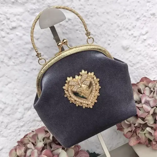 Trachtentasche aus Samt für Damen grau – Bild 1 – Chiemgauer Heimatwerk Trachten-Onlineshop Trachtentasche aus Samt für Damen grau - Bild 1 - Chiemgauer Heimatwerk Trachten-Onlineshop