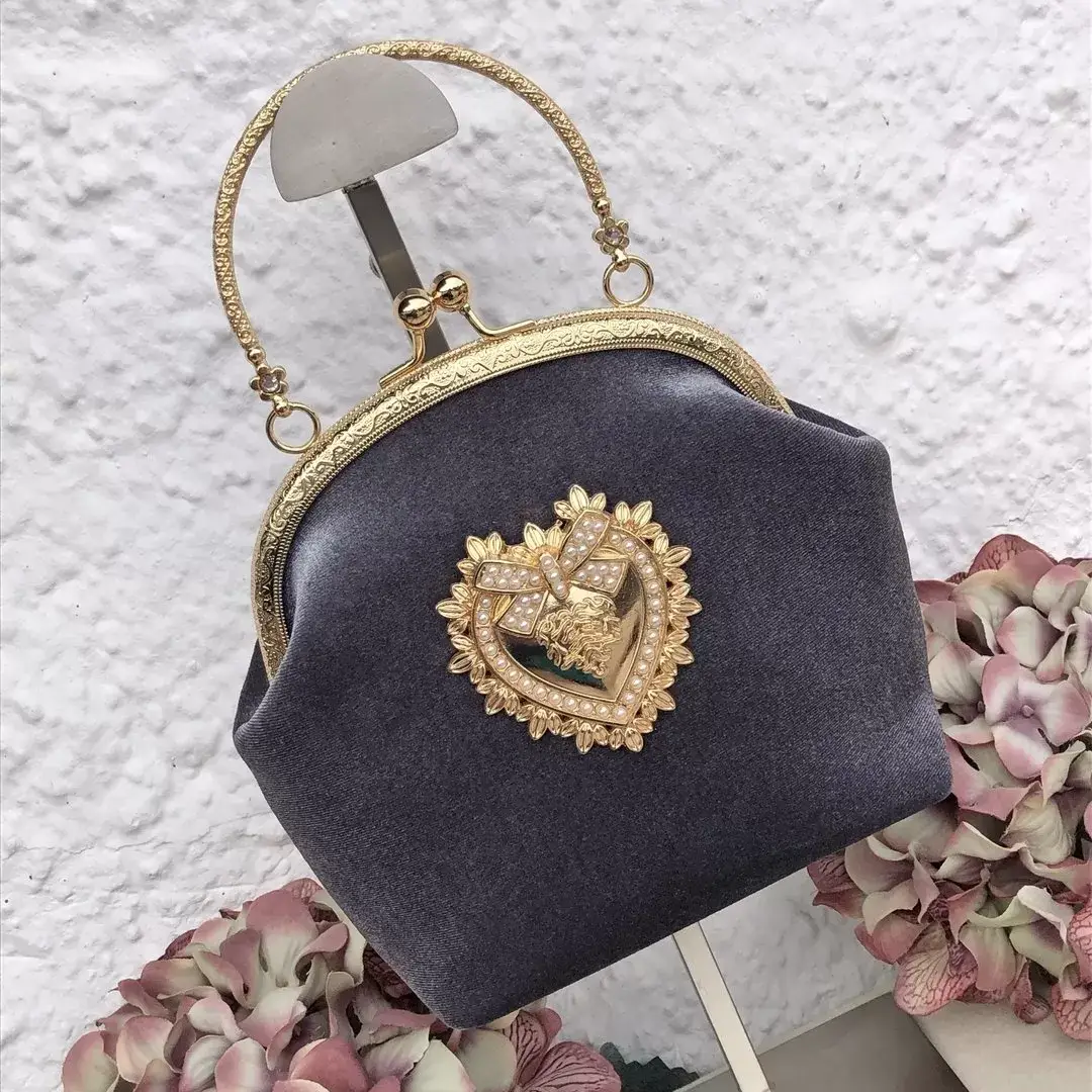 Trachtentasche aus Samt fรผr Damen grau – Bild 1 – Chiemgauer Heimatwerk Trachten-Onlineshop Trachtentasche aus Samt fรผr Damen grau - Bild 1 - Chiemgauer Heimatwerk Trachten-Onlineshop