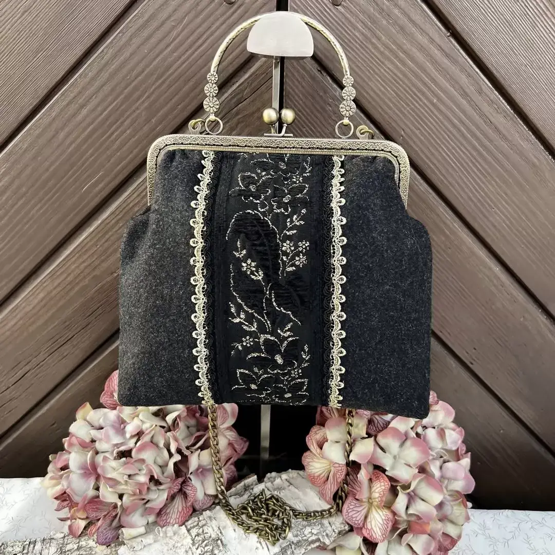 Trachtentasche mit Brokatborte schwarz No. 3 – Bild 1 – Chiemgauer Heimatwerk Trachten-Onlineshop Trachtentasche mit Brokatborte schwarz No. 3 - Bild 1 - Chiemgauer Heimatwerk Trachten-Onlineshop