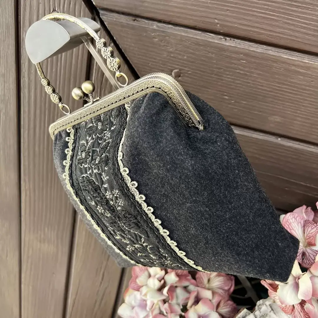 Trachtentasche mit Brokatborte schwarz No. 3 – Bild 29 – Chiemgauer Heimatwerk Trachten-Onlineshop Trachtentasche mit Brokatborte schwarz No. 3 - Bild 29 - Chiemgauer Heimatwerk Trachten-Onlineshop