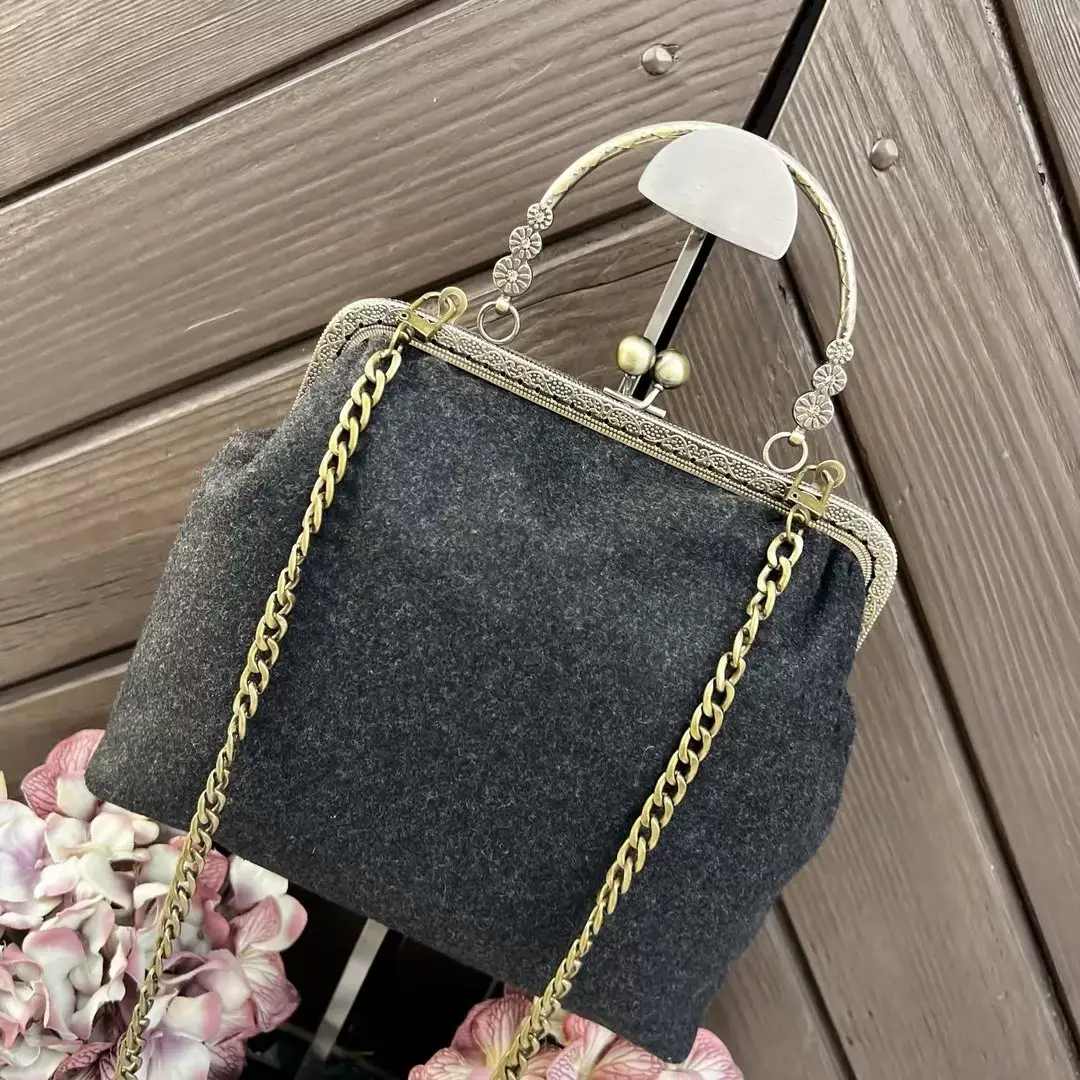 Trachtentasche mit Brokatborte schwarz No. 3 – Bild 34 – Chiemgauer Heimatwerk Trachten-Onlineshop Trachtentasche mit Brokatborte schwarz No. 3 - Bild 34 - Chiemgauer Heimatwerk Trachten-Onlineshop