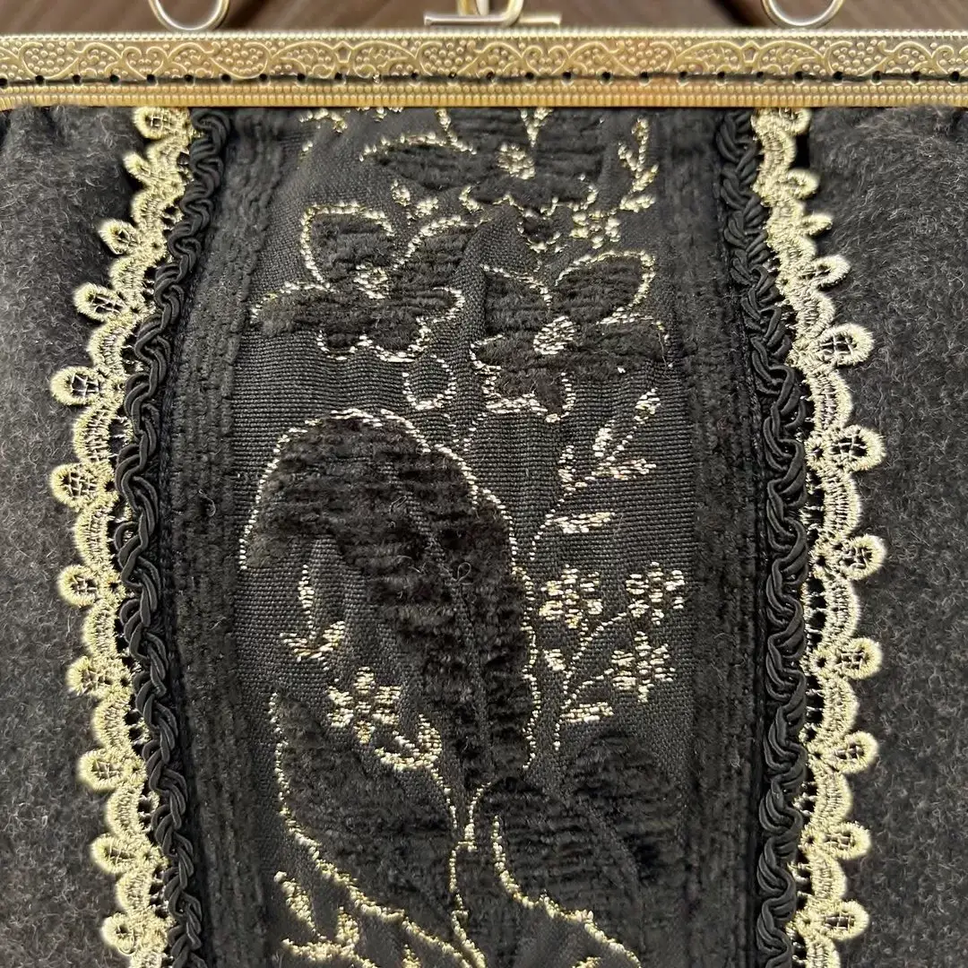 Trachtentasche mit Brokatborte schwarz No. 3 – Bild 53 – Chiemgauer Heimatwerk Trachten-Onlineshop Trachtentasche mit Brokatborte schwarz No. 3 - Bild 53 - Chiemgauer Heimatwerk Trachten-Onlineshop