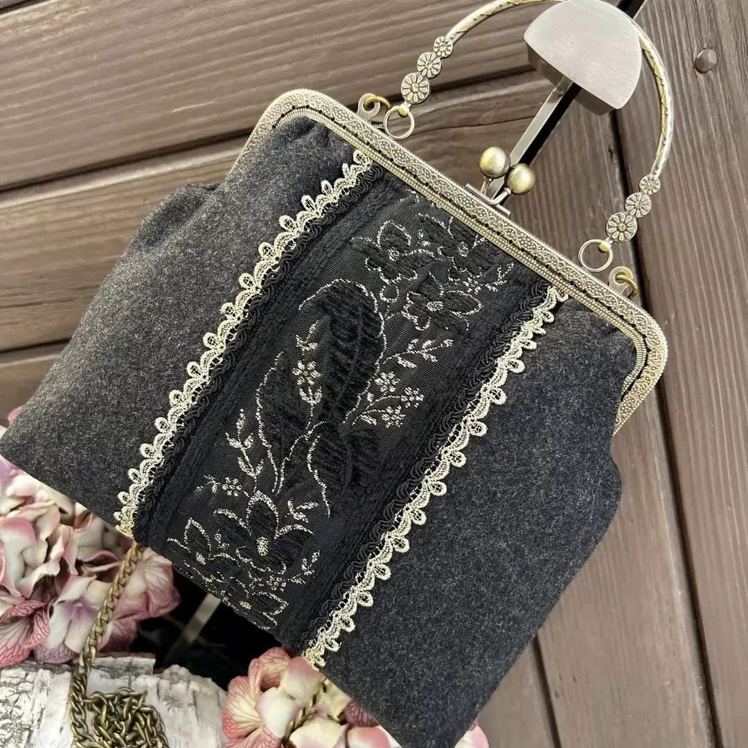 Trachtentasche mit Brokatborte schwarz No. 3 – Bild 71 – Chiemgauer Heimatwerk Trachten-Onlineshop Trachtentasche mit Brokatborte schwarz No. 3 - Bild 71 - Chiemgauer Heimatwerk Trachten-Onlineshop