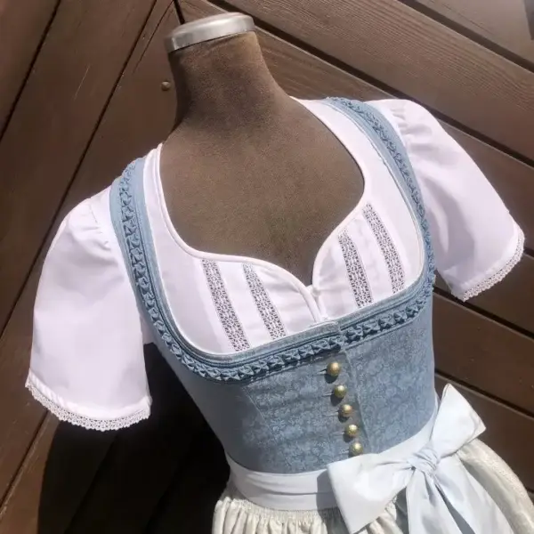 Wadorff Dirndlbluse kurzarm mit Herzausschnitt No. 2 – Bild 1 – Chiemgauer Heimatwerk Trachten-Onlineshop Wadorff Dirndlbluse kurzarm mit Herzausschnitt No. 2 - Bild 1 - Chiemgauer Heimatwerk Trachten-Onlineshop