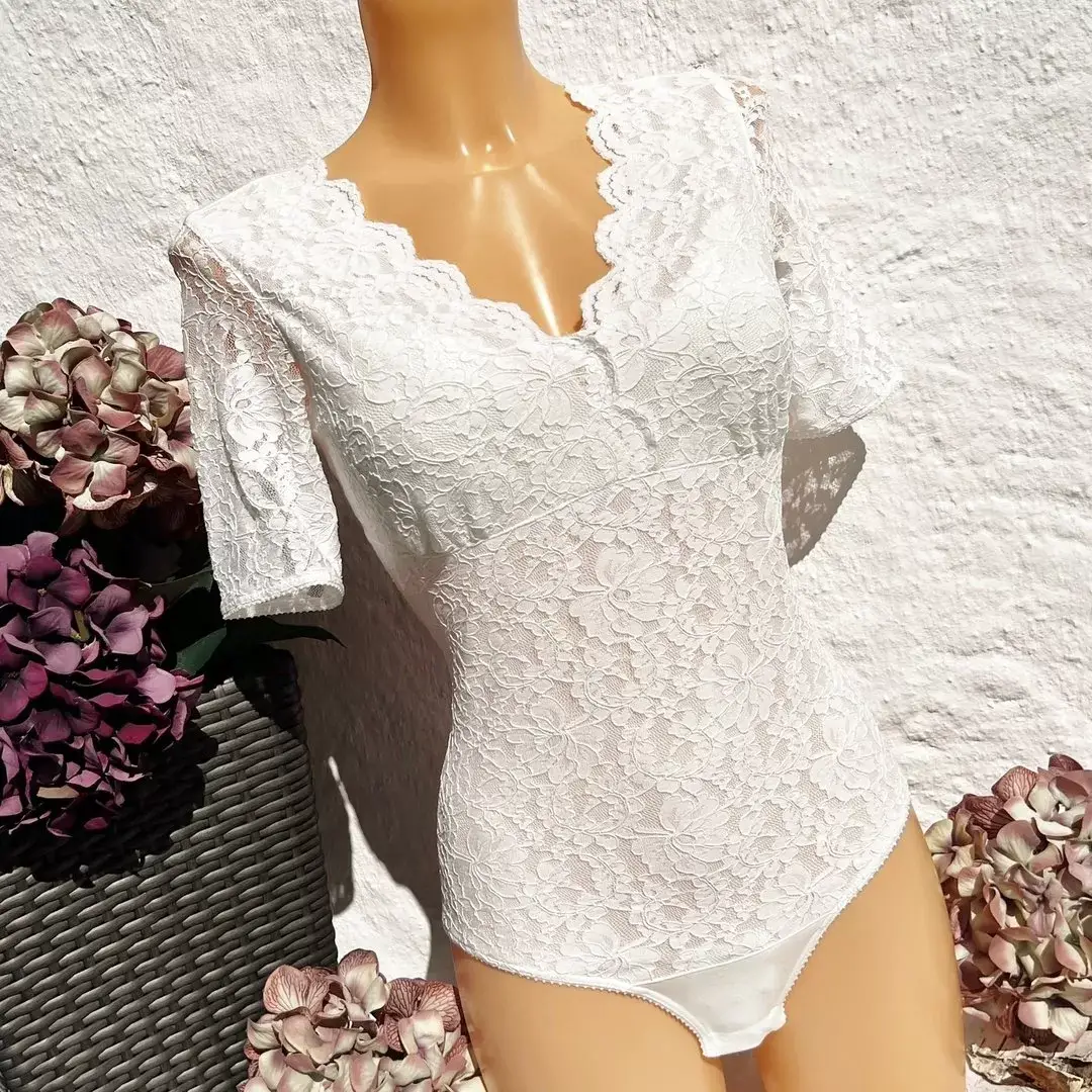 Waldorff Body kurzarm mit V-Ausschnitt aus Spitze creme – Bild 1 – Chiemgauer Heimatwerk Trachten-Onlineshop Waldorff Body kurzarm mit V-Ausschnitt aus Spitze creme - Bild 1 - Chiemgauer Heimatwerk Trachten-Onlineshop