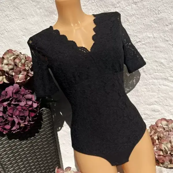 Waldorff Body kurzarm mit V-Ausschnitt aus Spitze schwarz – Bild 1 – Chiemgauer Heimatwerk Trachten-Onlineshop Waldorff Body kurzarm mit V-Ausschnitt aus Spitze schwarz - Bild 1 - Chiemgauer Heimatwerk Trachten-Onlineshop