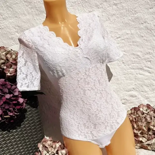 Waldorff Body kurzarm mit V-Ausschnitt aus Spitze weiß – Bild 1 – Chiemgauer Heimatwerk Trachten-Onlineshop Waldorff Body kurzarm mit V-Ausschnitt aus Spitze weiß - Bild 1 - Chiemgauer Heimatwerk Trachten-Onlineshop