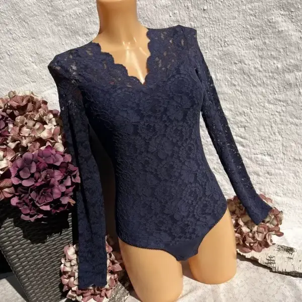 Waldorff Body langarm mit V-Ausschnitt aus Spitze blau – Bild 1 – Chiemgauer Heimatwerk Trachten-Onlineshop Waldorff Body langarm mit V-Ausschnitt aus Spitze blau - Bild 1 - Chiemgauer Heimatwerk Trachten-Onlineshop