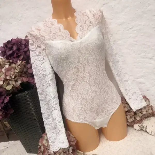 Waldorff Body langarm mit V-Ausschnitt aus Spitze creme – Bild 1 – Chiemgauer Heimatwerk Trachten-Onlineshop Waldorff Body langarm mit V-Ausschnitt aus Spitze creme - Bild 1 - Chiemgauer Heimatwerk Trachten-Onlineshop