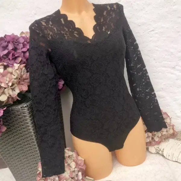 Waldorff Body langarm mit V-Ausschnitt aus Spitze schwarz – Bild 1 – Chiemgauer Heimatwerk Trachten-Onlineshop Waldorff Body langarm mit V-Ausschnitt aus Spitze schwarz - Bild 1 - Chiemgauer Heimatwerk Trachten-Onlineshop