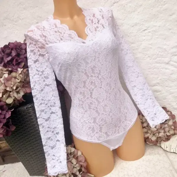 Waldorff Body langarm mit V-Ausschnitt aus Spitze weiß – Bild 1 – Chiemgauer Heimatwerk Trachten-Onlineshop Waldorff Body langarm mit V-Ausschnitt aus Spitze weiß - Bild 1 - Chiemgauer Heimatwerk Trachten-Onlineshop