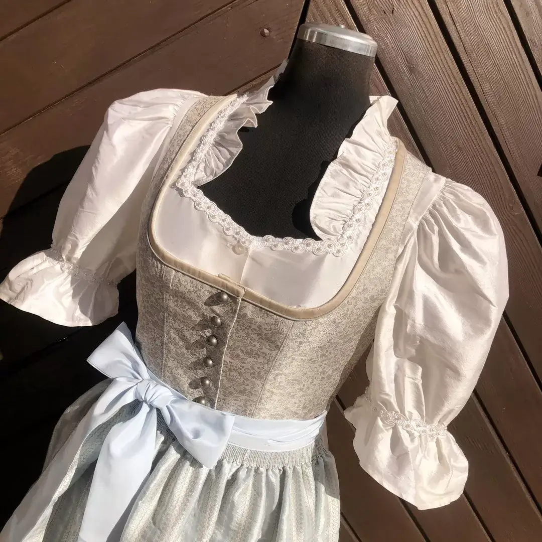 Waldorff Dirndlbluse aus Seide in elfenbein No. 1 – Bild 1 – Chiemgauer Heimatwerk Trachten-Onlineshop Waldorff Dirndlbluse aus Seide in elfenbein No. 1 - Bild 1 - Chiemgauer Heimatwerk Trachten-Onlineshop