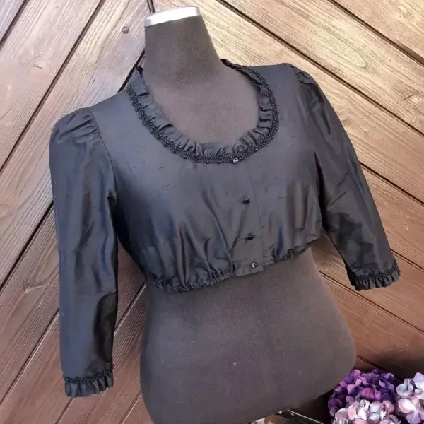 Waldorff Dirndlbluse aus Seide in schwarz No. 1 – Bild 1 – Chiemgauer Heimatwerk Trachten-Onlineshop Waldorff Dirndlbluse aus Seide in schwarz No. 1 - Bild 1 - Chiemgauer Heimatwerk Trachten-Onlineshop