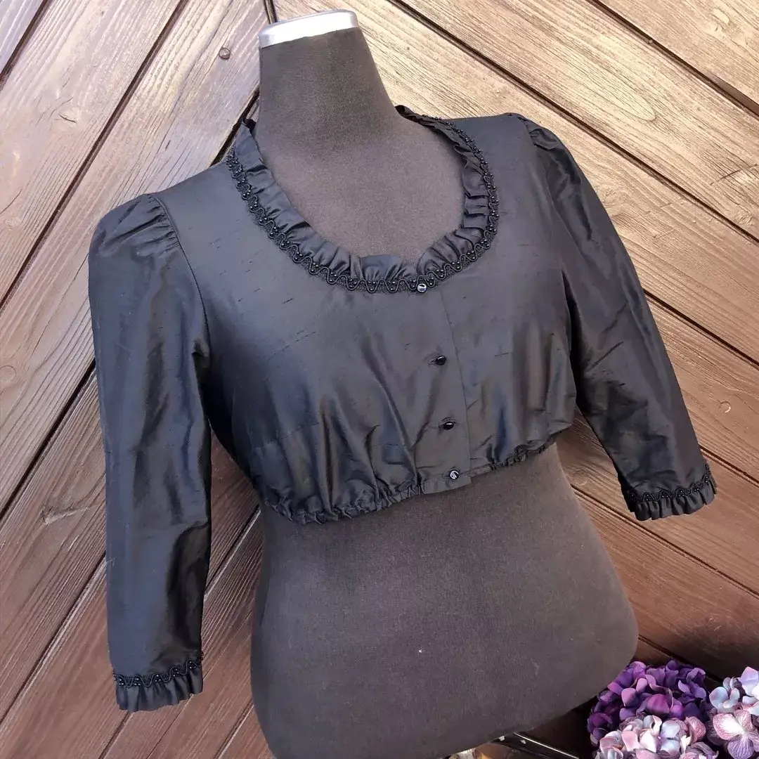 Waldorff Dirndlbluse aus Seide in schwarz No. 1 – Bild 1 – Chiemgauer Heimatwerk Trachten-Onlineshop Waldorff Dirndlbluse aus Seide in schwarz No. 1 - Bild 1 - Chiemgauer Heimatwerk Trachten-Onlineshop