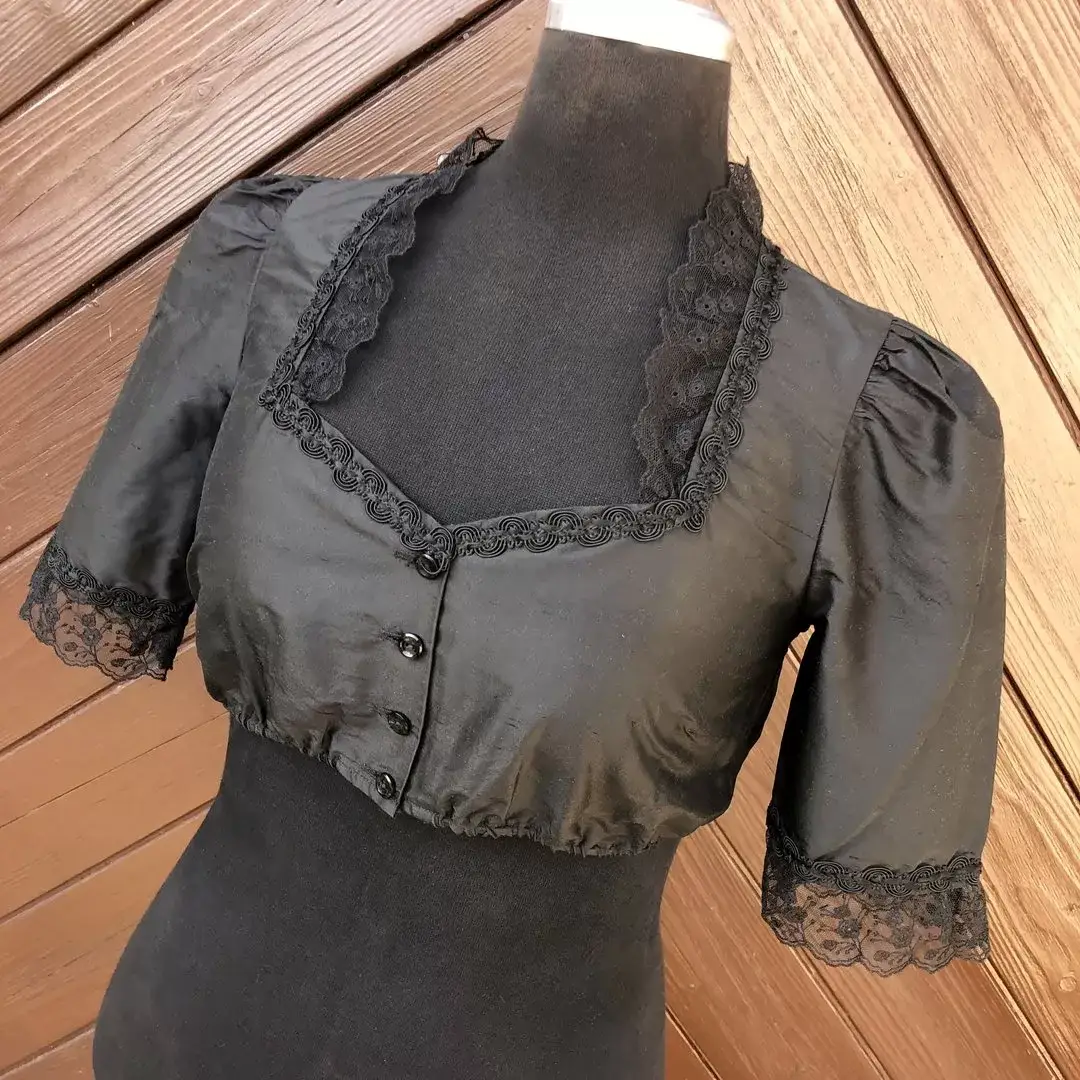 Waldorff Dirndlbluse aus Seide in schwarz No. 2 – Bild 1 – Chiemgauer Heimatwerk Trachten-Onlineshop Waldorff Dirndlbluse aus Seide in schwarz No. 2 - Bild 1 - Chiemgauer Heimatwerk Trachten-Onlineshop