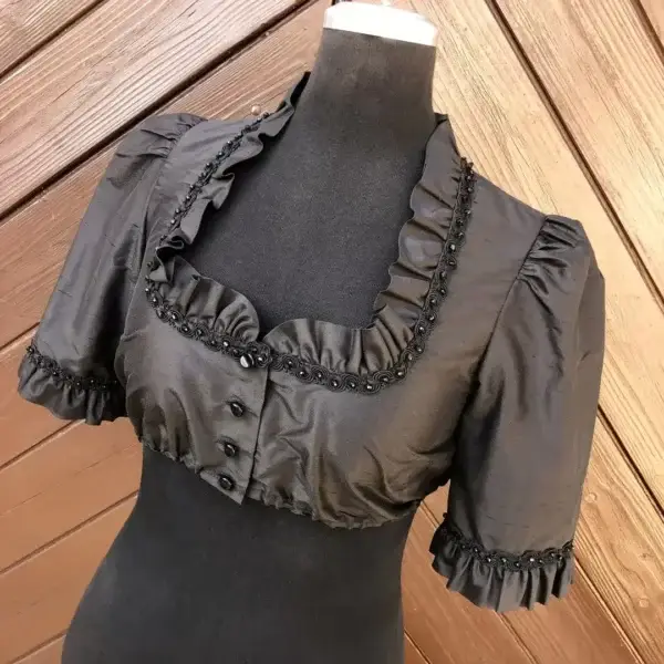 Waldorff Dirndlbluse aus Seide in schwarz No. 4 – Bild 1 – Chiemgauer Heimatwerk Trachten-Onlineshop Waldorff Dirndlbluse aus Seide in schwarz No. 4 - Bild 1 - Chiemgauer Heimatwerk Trachten-Onlineshop